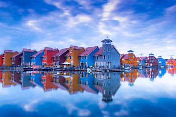 Reitdiephaven in Groningen met kleurijke woonhuizen van Marcel van den Bos