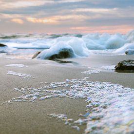 Zeeschuim op het strand van Sint Maartenszee Noord Holland sur Frank Mosch