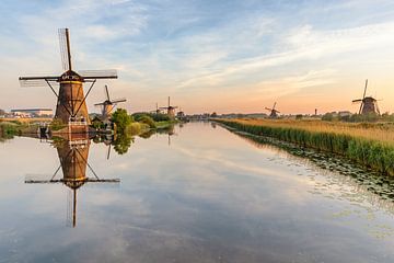 Moulins à vent à Kinderdijk juste après le lever du soleil sur Annette Roijaards