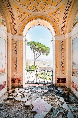 Balcon abandonné avec vue magnifique.