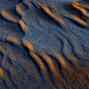 Zand ribbels in het gouden licht van de zonsopkomst van Chris Stenger