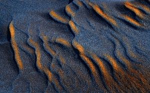 Sandwellen im goldenen Licht des Sonnenaufgangs