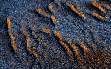 Zand ribbels in het gouden licht van de zonsopkomst van Chris Stenger