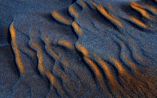 Zand ribbels in het gouden licht van de zonsopkomst