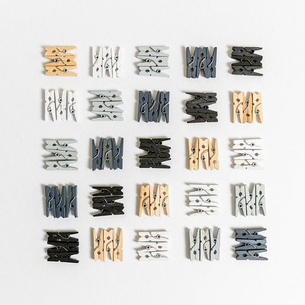 Squeeze, squeeze ... on the wall by Francisco Dorsman