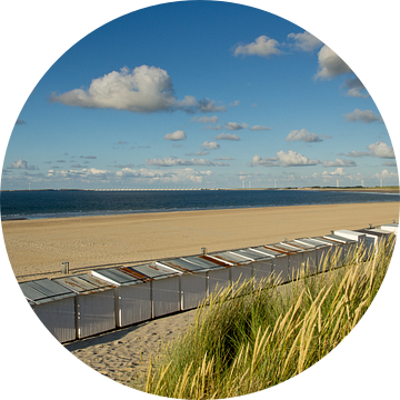 Strandhuisjes op het strand bij Vrouwenpolder van René Weijers