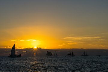 Verenigde Staten, Florida, Oranje brandende zonsondergang bij key west met veel zeilende mensen in zonsondergang van adventure-photos