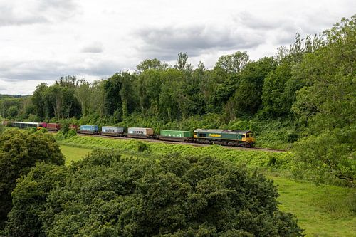 Locomotief class 66 Freigthliner met containertrein ten oosten van Bath