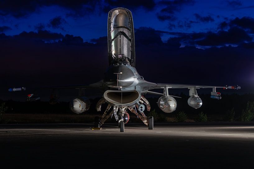 F-16 &#039;Orange Jumper&amp;#039 ; avec voilure ouverte pendant &#039;l'heure bleue&amp;#039 ; par Harm-Jan Martens