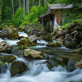 Ancien moulin à eau sur un ruisseau dans les Alpes. sur Jiri Viehmann
