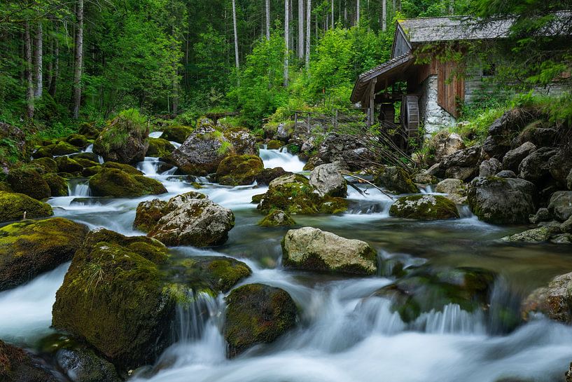Alte Wassermühle an einem Bach in den Alpen. von Jiri Viehmann