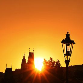 Silhouetten van de Karelsbrug bij zonsondergang in Praag van Anton Eine