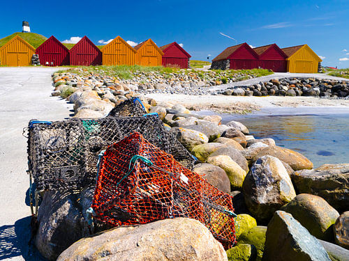 Boothuizen en viskorven bij Sele Beach