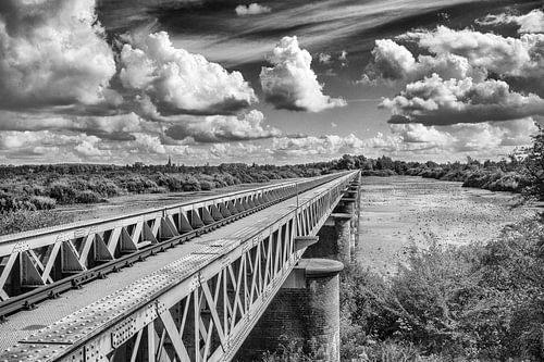 Eisen brucke schwarz und weiß mit Wolken