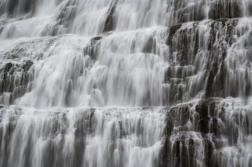 close-up Dynjandi waterval in IJsland van Bianca Fortuin