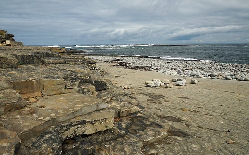 Kilkee Beach is een stenen strand in het dorp Kilkee.