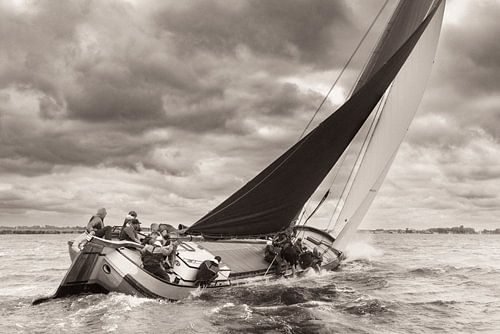 Teamwork op het water – stoere nautische fotografie in nostalgisch sepia