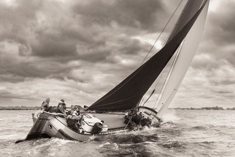 Teamwork auf dem Wasser - coole nautische Fotografie in nostalgischem Sepia von ThomasVaer | Tom Coehoorn