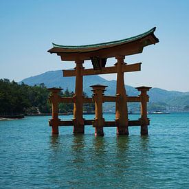 Torii bij Miyajima van Ronn Perdok