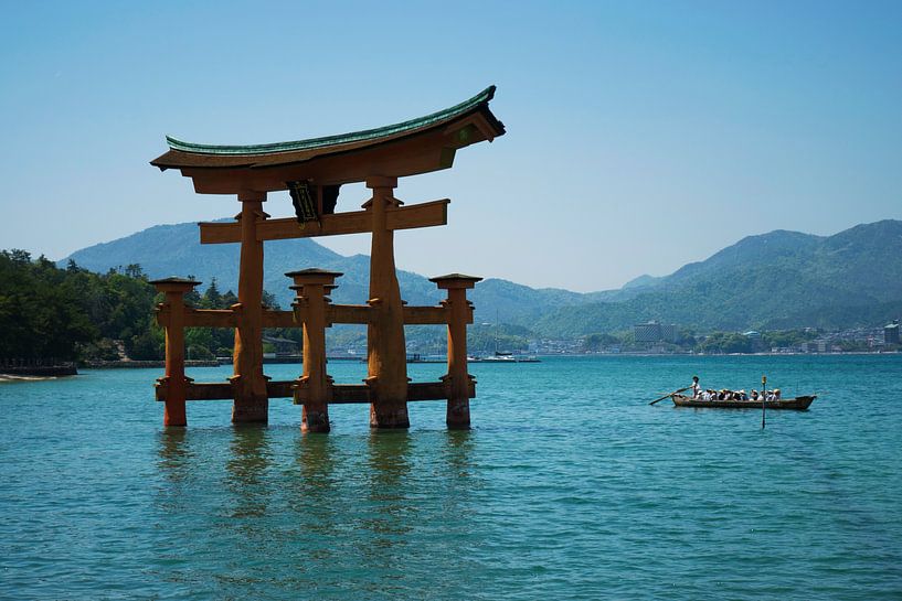 Torii bij Miyajima van Ronn Perdok