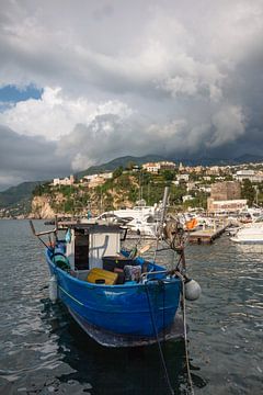 Vissersboot in de haven van Vice Equence (bij Amalfikust), Italië, met donker wolkendek.