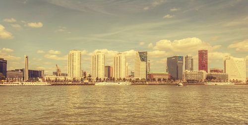 Skyline Rotterdam vanaf de Maasboulevard(vintage look)