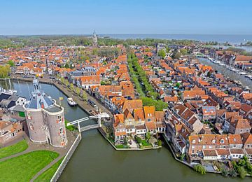 Luchtfoto van historisch Enkhuizen aan het IJsselmeer in Nederland van Eye on You