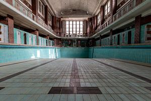 Schwimmbecken einer alten Schwimmhalle