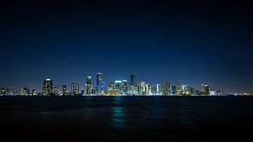 USA, Florida, Miami City Skyline bij nacht met waterkant van adventure-photos