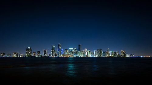 USA, Florida, Miami City Skyline bij nacht met waterkant