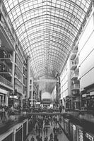 Symmetrische zwart wit foto van een winkelcentrum in Toronto
