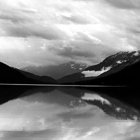 Schwarz-Weiß-Foto von Bergen und einem Auto in Moose Lake, Kanada von Phillipson Photography
