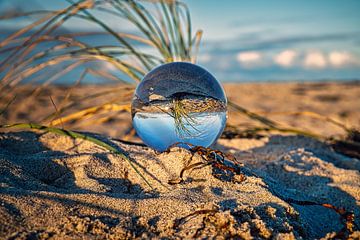 Uitzicht door de glazen bol op het strand. Zee en lucht op de achtergrond van Martin Köbsch