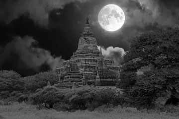 Oude tempel bij volle maan in het landschap bij Bagan Mayanmar Azië van Eye on You
