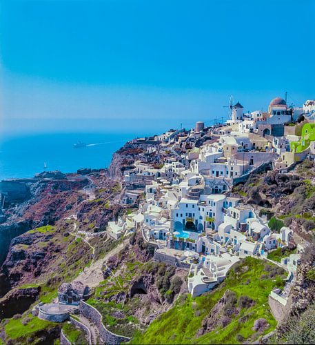 Dorp op kraterrand, windmolen, Oia, Santorini, Griekenland van Rene van der Meer