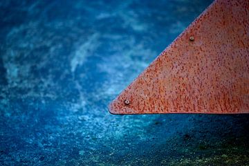 Roestige vleugel, driehoek, op blauw van Jenco van Zalk