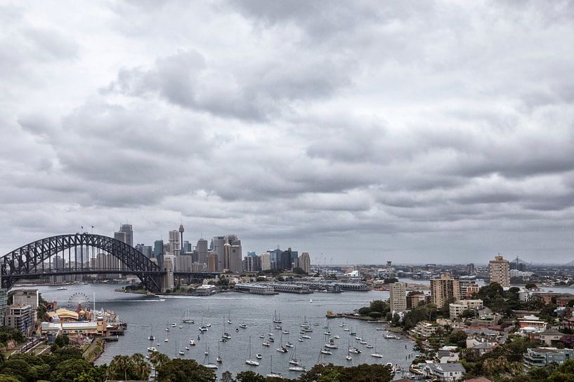 De skyline met 'harbor bridge' van de stad Sydney, Australië van Tjeerd Kruse