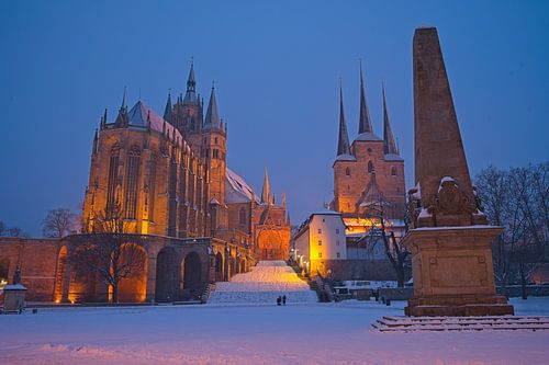 Domplein in Erfurt met de dom en de Severikirche bij sneeuw in de winter tijdens het blauwe uur