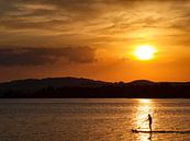 Zonsondergang bij Staffelsee met stand-up paddler van Andreas Müller thumbnail