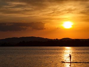 Sonnenuntergang am Staffelsee mit Stand Up Paddler