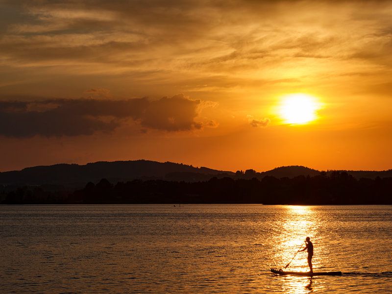 Zonsondergang bij Staffelsee met stand-up paddler van Andreas Müller