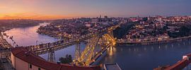 Panorama en zonsondergang in Porto, Portugal van Henk Meijer Fotografie