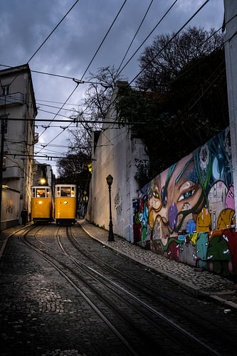 L'Ascensor da Glória à la tombée de la nuit