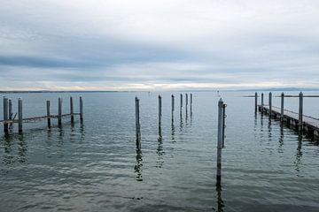 Uitzicht naar de overkant van het meer via de lijnen in  het beeld. van Idema Media