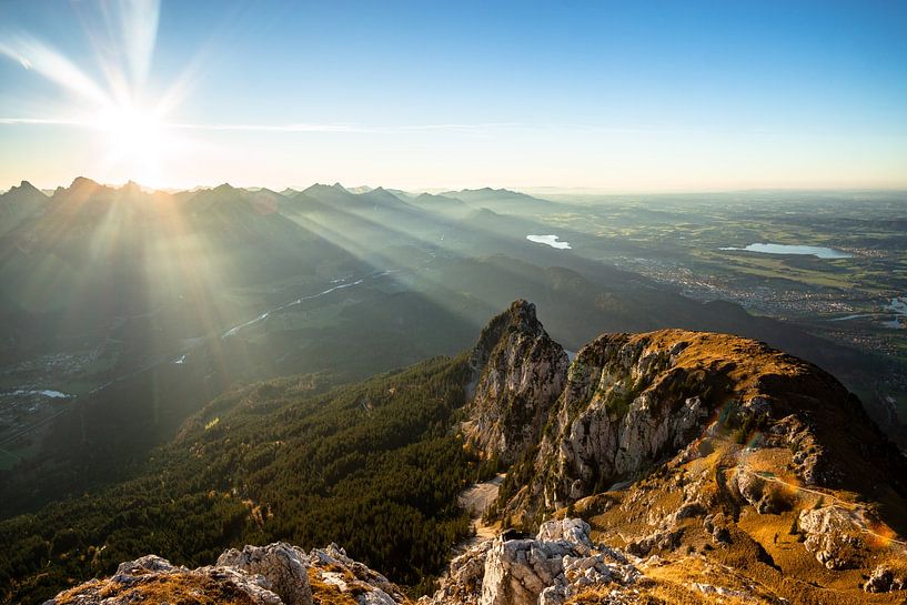 Sonnenstrahlen über dem Ostallgäu und seinen Seen von Leo Schindzielorz