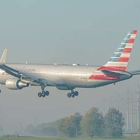 American Airlines Boeing 767-300 landt op Schiphol. van Jaap van den Berg