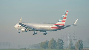 Le Boeing 767-300 d'American Airlines atterrit à l'aéroport de Schiphol.