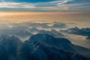 Mist in de dalen rond de Zugspitze van Denis Feiner