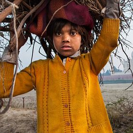 Jongen verzamelt kreupelhout tegenover de Taj Mahal in Agra India. Wout Kok One2expose van Wout Kok