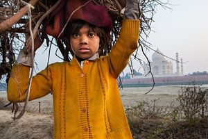 Jongen verzamelt kreupelhout tegenover de Taj Mahal in Agra India. Wout Kok One2expose